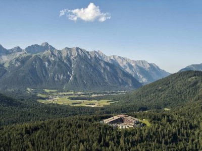 csm__c_Interalpen-Hotel_Tyrol_Luftbild_Sommer_frontal_79da57f64c